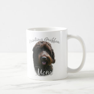 Drahthaar, das Griffon Mama 2 zeigt Kaffeetasse