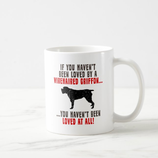 Drahthaar, das Griffon zeigt Kaffeetasse (Rechts)