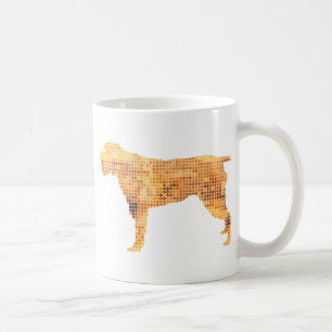 Drahthaar, das Griffon zeigt Kaffeetasse