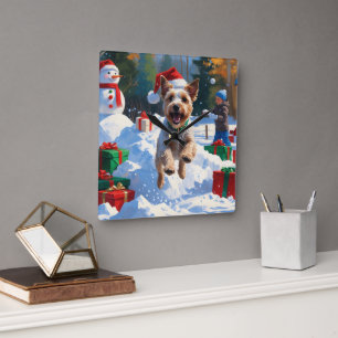 Drahthaar-Fox-Terrier läuft durch den Schnee mit W Quadratische Wanduhr
