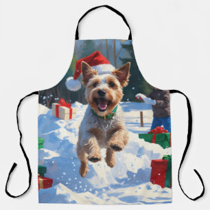 Drahthaar-Foxterrier läuft durch den Schnee mit We Schürze