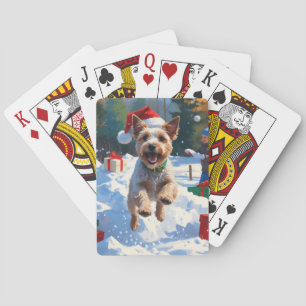 Drahthaar-Foxterrier läuft durch den Schnee mit We Spielkarten