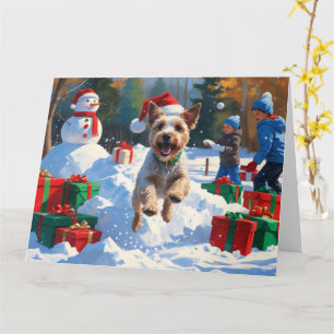 Drahthaar-Foxterrier läuft durch Schnee mit Weihna Karte