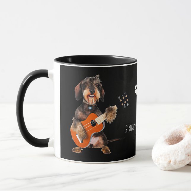 Drahthaarterrier Dackel Spielen Acoustic Gitarre Tasse (Mit Donut)
