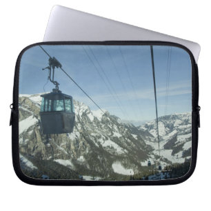 Drahtseilbahnen, die durch schneebedecktes Gebirgs Laptopschutzhülle