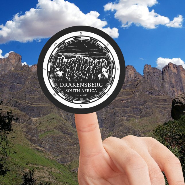 Drakensberg - Südafrika Runder Aufkleber (Drakensberg Mountains Round Sticker in Back with a white compass and mountain illustration)