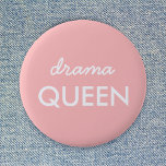 Drama Queen | Modernes, Niedliches Pink Stilvolles Button<br><div class="desc">Einfaches,  stilvolles "Drama Queen" lustiges cooles Zitat-Abzeichen in moderner minimalistischer Typografie in Weiß auf einem weichen rosa Hintergrund,  der leicht mit Ihren eigenen Worten personalisiert werden kann. Dieses trendige,  niedliche,  mädchenhafte Design ist die perfekte Note für sich selbst oder als Geschenk für einen geliebten Menschen!</div>