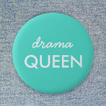 Drama Queen | Modernes, trendy Aqua Green Cooles Z Button<br><div class="desc">Einfaches,  stilvolles "drama queen" lustiges cooles Zitat-Abzeichen in moderner minimalistischer Typografie in Weiß auf einem aquareongrünem Hintergrund,  das leicht mit eigenen Worten personalisiert werden kann. Dieses trendige,  niedliche,  mädchenhafte Design ist die perfekte Note für sich selbst oder als Geschenk für einen geliebten Menschen!</div>