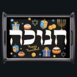 Dramatisch Black Hebrew Hanukkah Menorah & Donuts Serviertablett<br><div class="desc">Helle, farbenfrohe Hanukkah-Elemente auf einem dramatischen schwarzen Hintergrund mit einem glänzenden schwarzen Rahmen werden dem Empfänger deLIGHT sein. Macht jemandem den Feiertag zu! mit diesem kühlen Design. Es ist der perfekte Weg, um ein festliches Hanukkah/Chanukah Party Tisch Set. Ein großartiger Ort für die Donuts! Whimsikale bunte Chanukah-Elemente - darunter Jelly...</div>