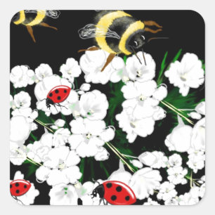 Dramatische Bienen und weiße Blume auf schwarz Quadratischer Aufkleber