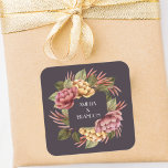 Dramatische Blumenhochzeit Quadratischer Aufkleber<br><div class="desc">Sticker mit eleganten Aquarellfarben-Blume in Rosa und Gold mit wunderschöner Vegetation auf dunklem Auberginen-Hintergrund,  diese Aufkleber sind perfekt für Brautpartys Gefallen,  Gastgeschenke Hochzeiten,  Umschlag Aufkleber und mehr. PASSENDE Artikel in unserem Geschäft.</div>