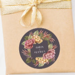 Dramatische Blumenhochzeit Runder Aufkleber<br><div class="desc">Runde Aufkleber mit eleganten Aquarellfarben in Rosa und Gold mit wunderschöner Vegetation auf dunklem Auberginen-Hintergrund,  sind diese Aufkleber perfekt für Brautpartys,  Gastgeschenke Hochzeiten,  Umschlag Aufkleber und vieles mehr. PASSENDE Artikel in unserem Geschäft.</div>