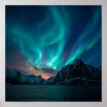 Dramatische Silhouetten des Fjords mit Aurora