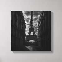 Dramatischer Eiffelturm-Blick in monochromen Paris