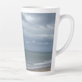 Dramatischer Himmel über der großen Latte-Tasse Milchtasse