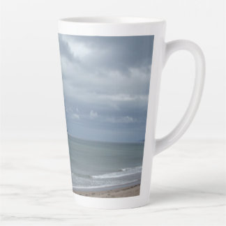 Dramatischer Himmel über der großen Latte-Tasse Milchtasse