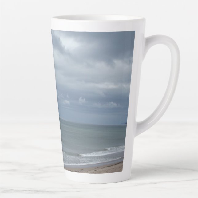Dramatischer Himmel über der großen Latte-Tasse Milchtasse (Rechts)