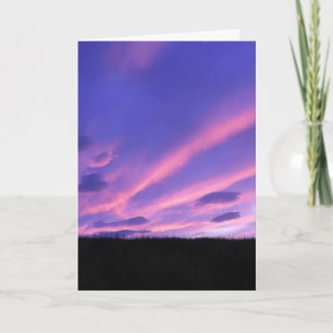 Dramatischer lila Himmel mit außerirdischen Format Karte
