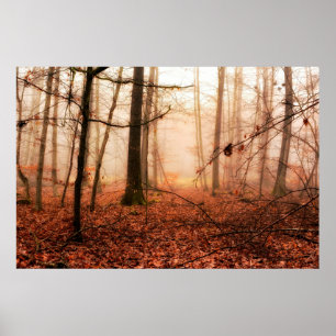 Dramatischer roter Nebel im Winter verschneiten Wa Poster
