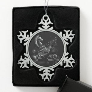 Dramatischer Schachkampf - Ritter gegen Pferd Schneeflocken Zinn-Ornament