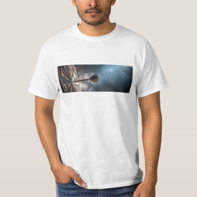 Dramatisches Dartdesign Hit Me With Your Shot T-Shirt (Vorderseite)