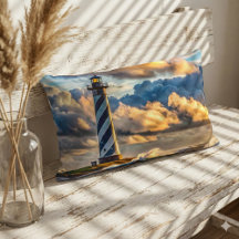 Dramatisches Leuchtturm Seascape mit Sturmwellen