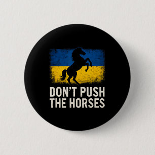 Dräng die Pferde nicht - Ukraine-Flagge Trotzig Bo Button