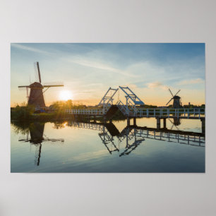 Drawbridge und Windmühlen am Sonnenuntergang in Poster