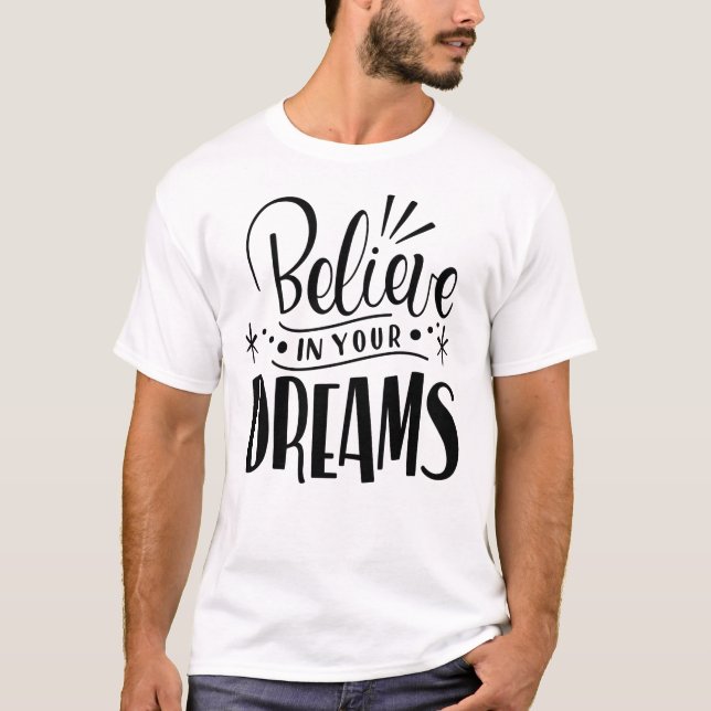 Dream Big, Believe Bigger - Starry Sky Motivation T-Shirt (Vorderseite)