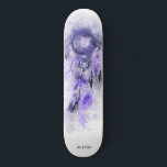 *~* Dream Boho Catcher Heiliger Stamm Shamanic Skateboard<br><div class="desc">* Western BOHO American Watercolor Abstrakte Dream Catcher Tour mit hübschen Feathers als Shamanic-Symbol für einen amerikanischen Spirituellen Heiler oder BOHEMIAM Design. * * *** Die Farben sind meist LILA LAVENDER , auf WEISS. Dieses temperamentbasierte, beliebte boho kreative abstrakte moderne Träumerei- und Feathers-Design wird höchstwahrscheinlich von Shamans, Native American Healers,...</div>