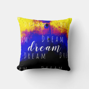 "Dream" in Weiß über das blaue Burgundy-Gelbe Desi Kissen