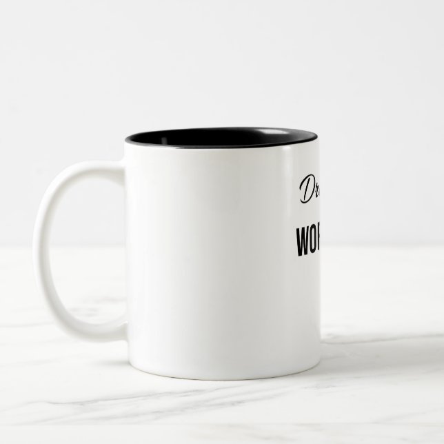 Dreams Big Work Hard  Zweifarbige Tasse (Links)