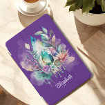 Dreamy Boho Crystals Dreamcatcher iPad Mini Hülle<br><div class="desc">Dieses traumhafte boho iPad Cover besticht durch einen großen, tränenförmigen Kristall mit einer schönen Mischung aus Aquamarine und Türkis. Delikates Blattwerk, hängende Kristalle und ein Traumfänger sichern Ihr iPad mit einer Touch von Magie. Dieses bezaubernde Cover, personalisiert mit Ihrem Namen, lasse Ihnen, eine Touch der Natur zu tragen, wohin Sie...</div>