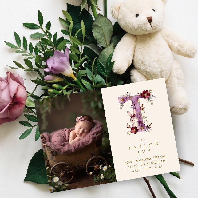 Dreamy Bunny T Initial Gold Glitter Newborn Ankündigung (Dreamy Funny Bunny Romantic Floral T Initial in Burgundy & Gold Glitter Effect for Newborn Photo.)