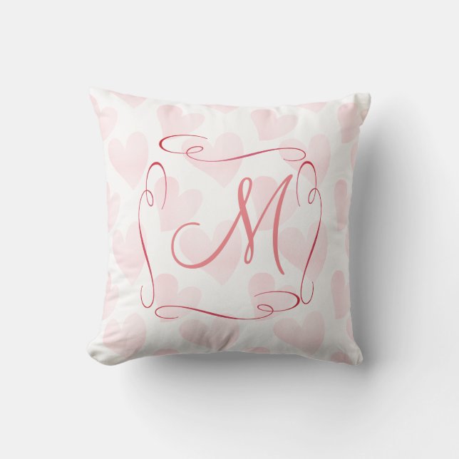 Dreamy Pastel Pink Hört Mit Monogramm Kissen (Vorderseite)