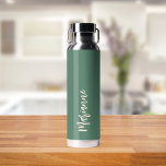 Drehbuch für den grünen individuelle Name Trinkflasche<br><div class="desc">Grüner Hintergrund. Personalisieren Sie Ihren Namen und fügen Sie ihn hinzu. Pfirsichfarbenes handgeschriebenes Stilskript.</div>