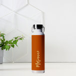 Drehbuch für den orangefarbenen individuelle Name Trinkflasche<br><div class="desc">Orange als Hintergrund brennen. Personalisieren Sie Ihren Namen und fügen Sie ihn hinzu. Handgeschriebenes,  gelb gefärbtes Stilskript.</div>