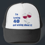 Drehen 40 mit Wein-Glas-Hut Truckerkappe<br><div class="desc">" Ich drehe 40 und wining über es" ist das verbage auf diesem Hut. Die Grafik ist zwei Gläser Rotwein.  Dieser Hut kann besonders angefertigt werden,  um den Namen einer Person zu haben und das Alter kann geändert werden,  um Ihren Bedarf zu passen.</div>