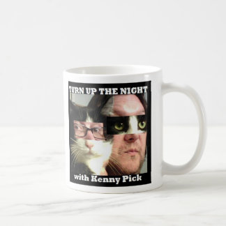 Drehen Sie sich herauf die Nacht mit der Kaffeetasse