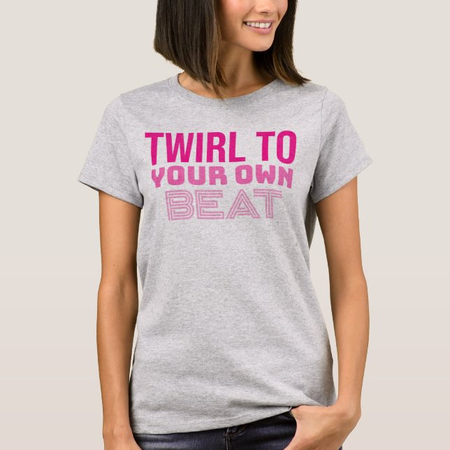 Drehen Sie sich zu Ihrem eigenen Beat Baton Twirle T-Shirt (Vorderseite)