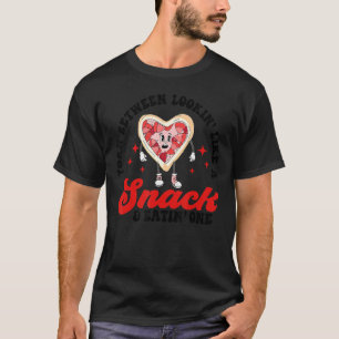 Dreht zwischen dem Aussehen wie ein Snack und dem T-Shirt