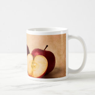 Drei Äpfel und einhalb Kaffeetasse