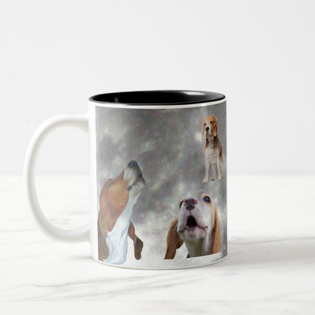 Drei Beagles, die an der Mond-Tasse heulen Zweifarbige Tasse (Links)