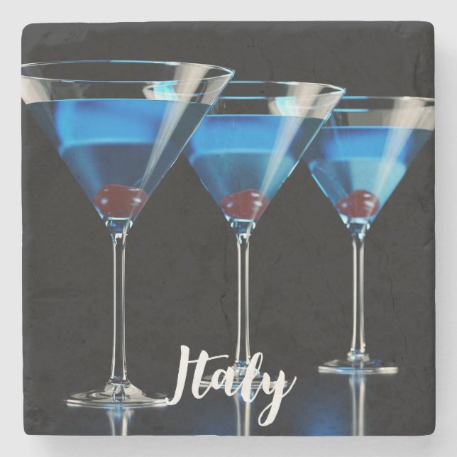 Drei blaue Cocktails mit Kirsche auf schwarz Steinuntersetzer (Vorderseite)