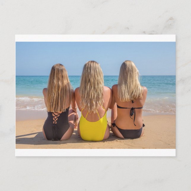 Drei blonde Mädchen sitzen am Strand.JPG Postkarte (Vorderseite)