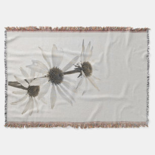 Drei Blume mit weißem Kon Decke