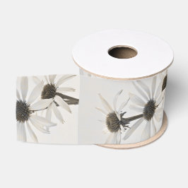 Drei Blume mit weißem Kon Ripsband