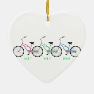 Drei bunte Fahrräder mit den Worten Bike es! Keramikornament