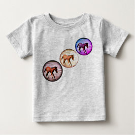Drei bunte Fohlen im Ozean, spielerisch niedlich Baby T-shirt