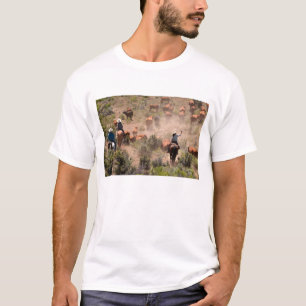 Drei Cowboys und Cowgirls treiben Rinder T-Shirt